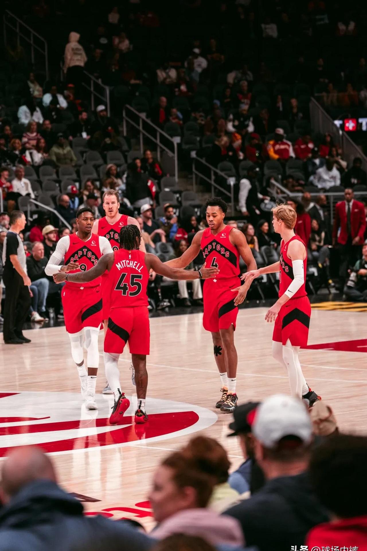 多伦多猛龙训练开放日,加时末段门线救险引观众欢呼,NBA季后赛在即,身体对抗强度拉满的简单介绍 多伦多猛龙训练开放日,加时末段门线救险引观众欢呼,NBA季后赛在即,身体对抗强度拉满的简单介绍