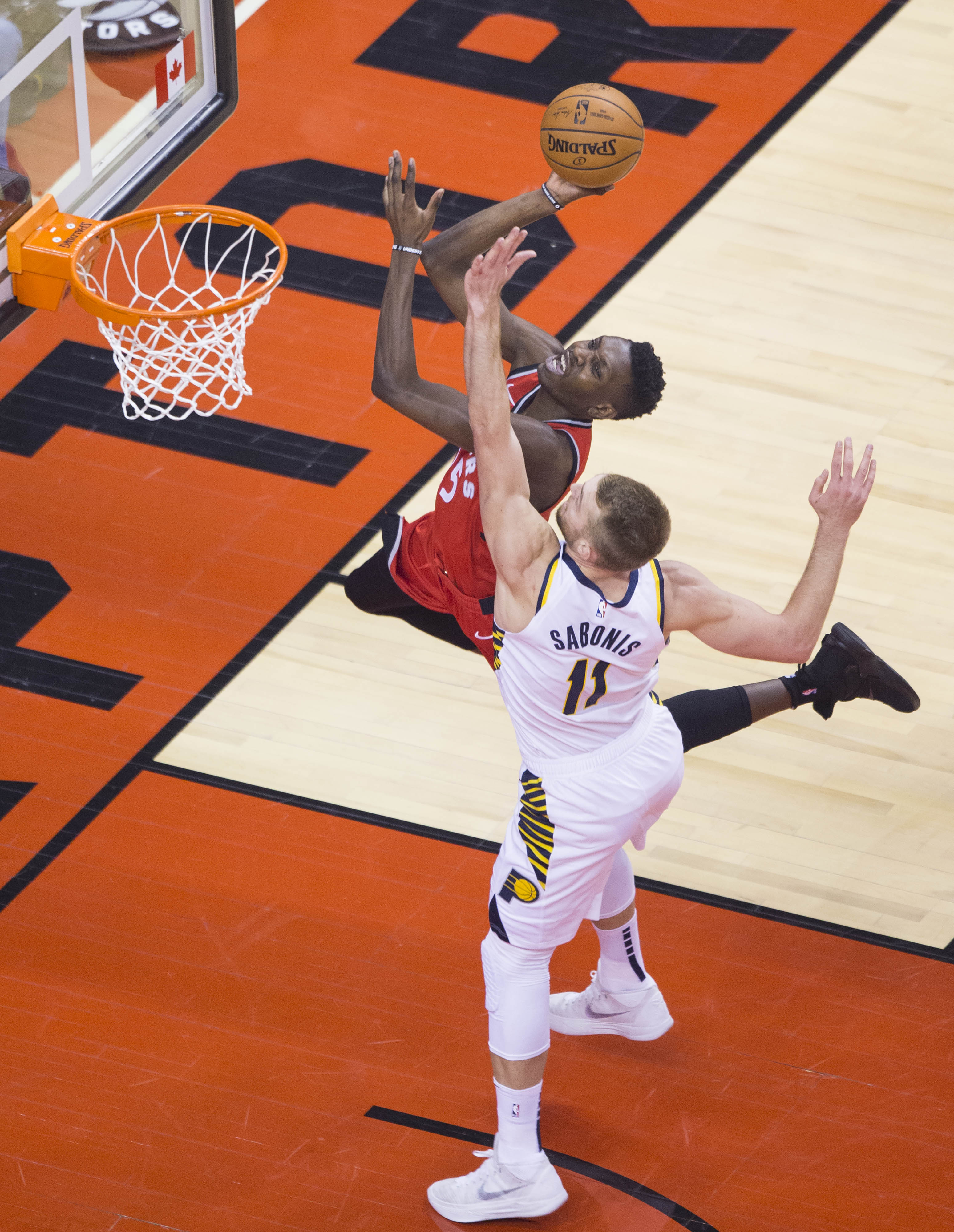 开云体育电竞 - 多伦多龙卷风卷起飞机 