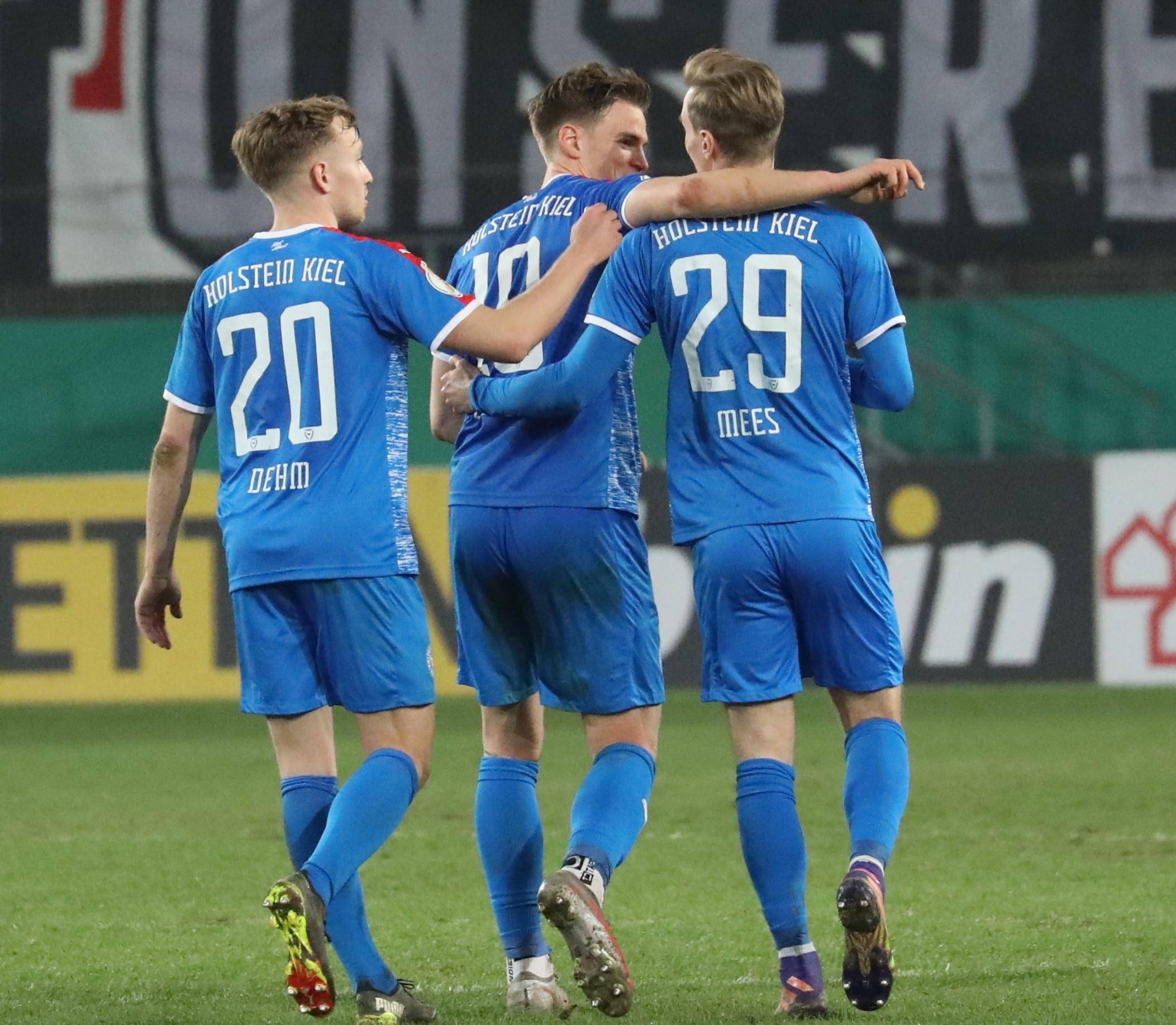  芝加哥公牛迎荷甲关键赛；窗口期外线爆发；气氛紧张；阵容厚度经受考验